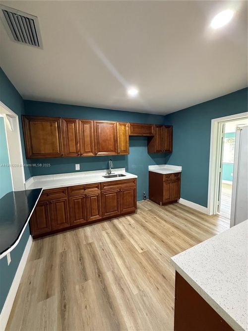 2409 2nd Ave Se, Vero Beach, FL, 32962-8218 | Card Image