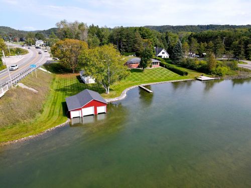 92 E Philip St, Lake Leelanau, MI, 49653-8710 | Card Image