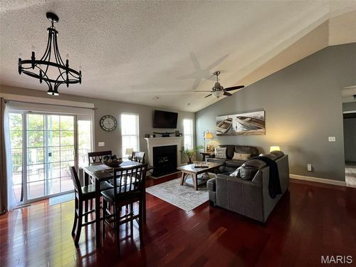 71 Hillsborough Ave, Glen Carbon, IL, 62034-1483 | Card Image