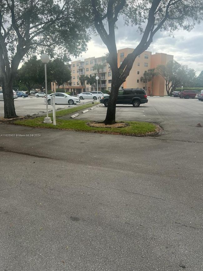 L - 500 Executive Center Dr, Condo with 1 bedrooms, 1 bathrooms and null parking in West Palm Beach FL | Image 4