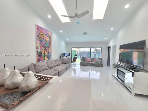 270-270 Se 7th St, Dania Beach, FL, 33004-4402 | Card Image