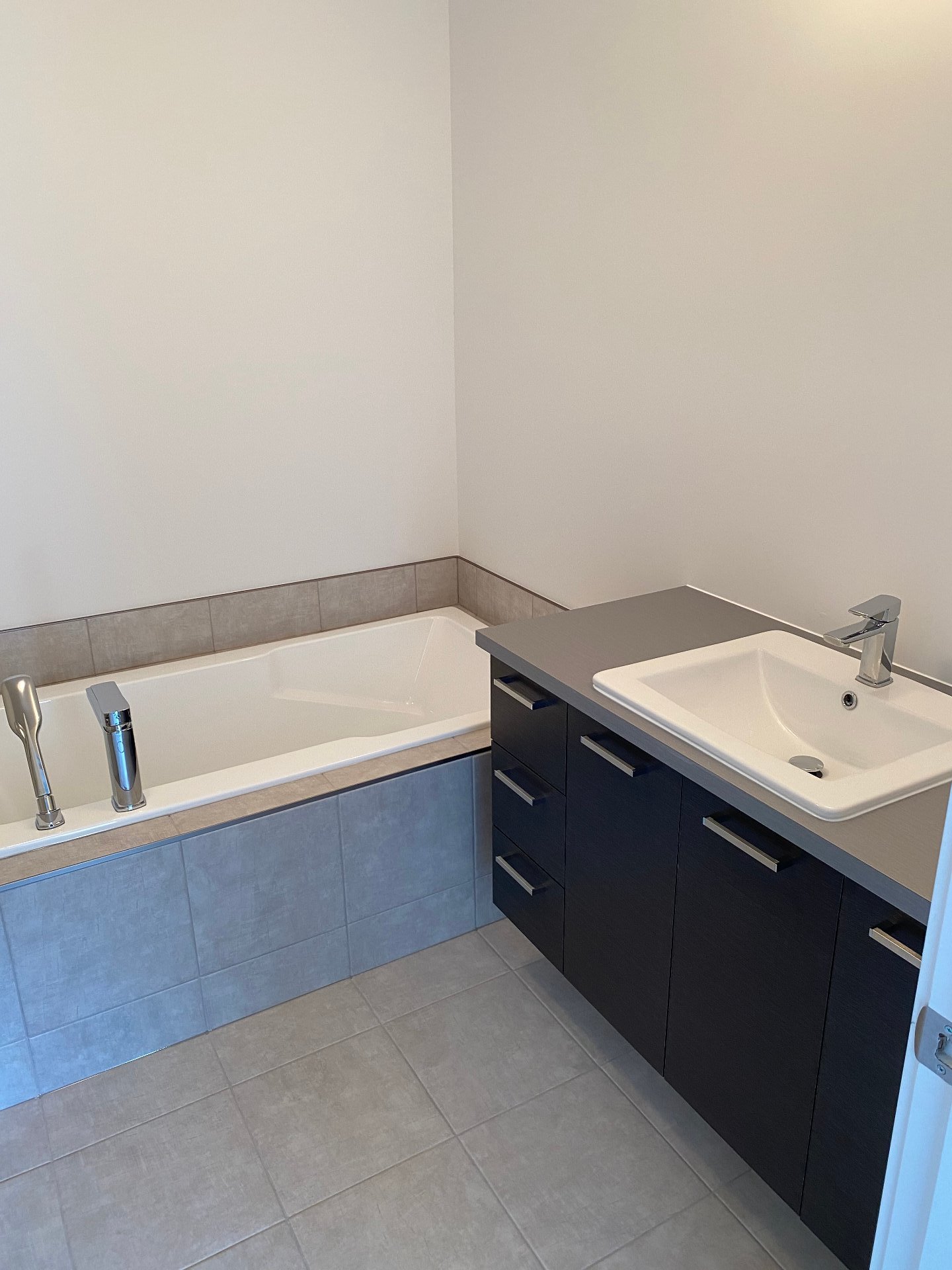 Residential Lease in Les Coteaux 5