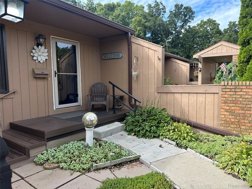 4-25411 Concord Ln, South Lyon, MI, 48178-1049 | Card Image