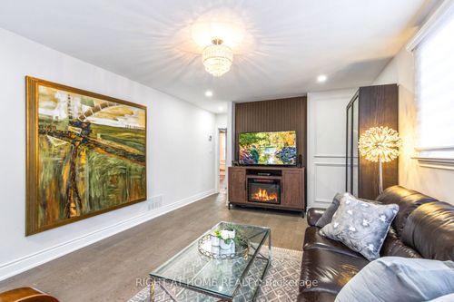 735 Srigley St, Newmarket, ON, L3Y1X6 | Card Image