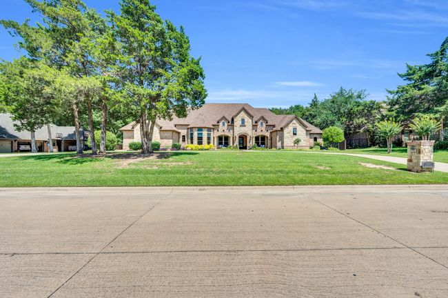 Plenty of room for parking and inviting entryy way | Image 6