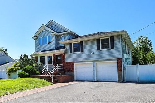 15 Hedgerow Ln, Commack, NY, 11725-2711 | Card Image