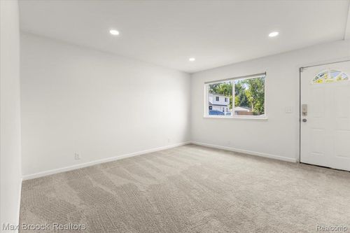 27 W Garfield Ave, Hazel Park, MI, 48030-1127 | Card Image