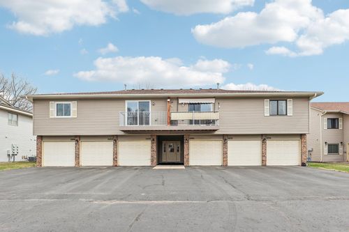 3276 Greenbrier St, Vadnais Heights, MN, 55127-5040 | Card Image
