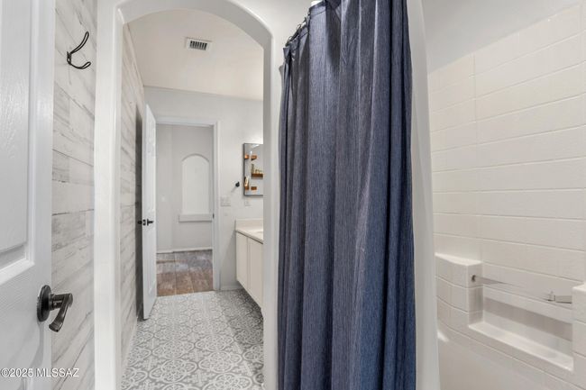 Jack and Jill Bathroom | Image 22