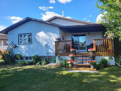 9833 73 Ave, House detached with 5 bedrooms, 2 bathrooms and 4 parking in Grande Prairie AB | Image 3