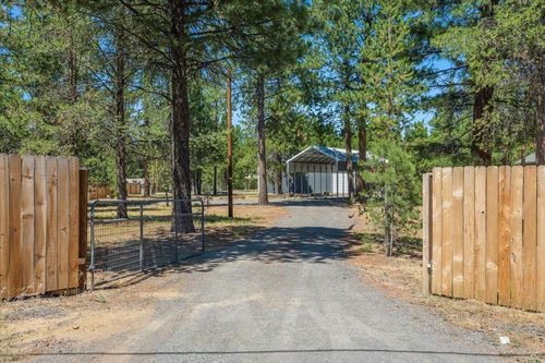 15950 Sparks Dr, La Pine, OR, 97739-9673 | Card Image