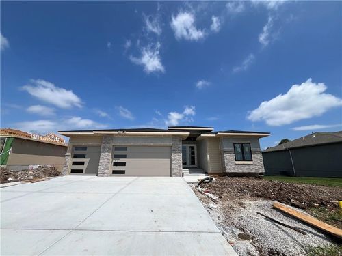 510 Bentwater Dr, Raymore, MO, 64083-8725 | Card Image