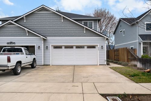 679 Kaitlin Ln, Medford, OR, 97501-6658 | Card Image