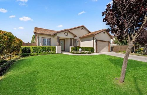 620 Glenmore Dr, Hollister, CA, 95023-7421 | Card Image