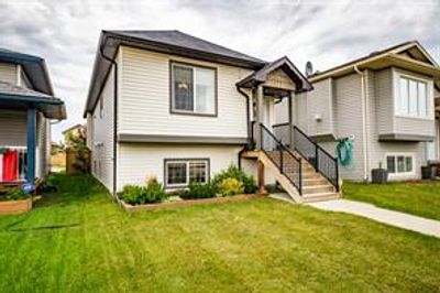 8870 74 Ave, House detached with 3 bedrooms, 1 bathrooms and 2 parking in Grande Prairie AB | Image 2