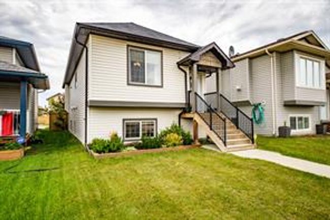 8870 74 Ave, House detached with 3 bedrooms, 1 bathrooms and 2 parking in Grande Prairie AB | Image 2