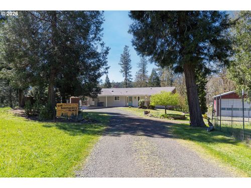 135 Champagne Dr, Roseburg, OR, 97471-9035 | Card Image