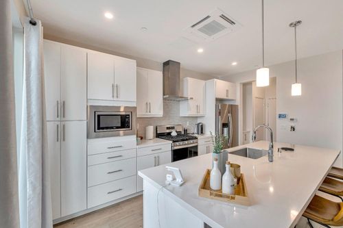 198 Log Pond Ln, Sacramento, CA, 95818-1132 | Card Image