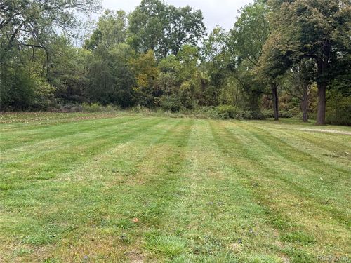 1220 S Belsay Rd, Burton, MI, 48509-1918 | Card Image