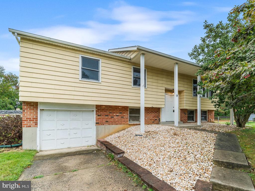 Tansey Dr, Upper Chichester, PA 19014