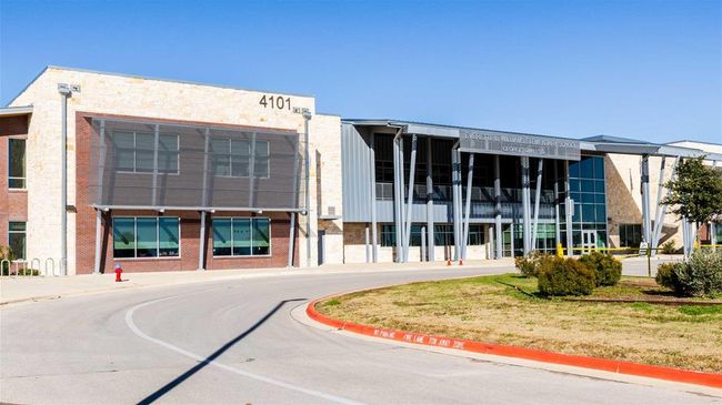 View of building exterior | Image 9