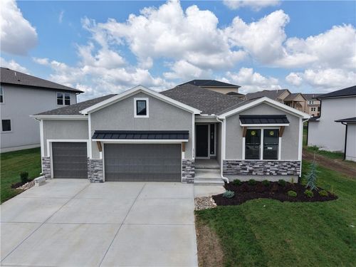 4624 Sw Robinson Dr, Lee's Summit, MO, 64083-6118 | Card Image