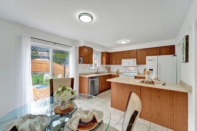 132 Kirkland Pl, House attached with 3 bedrooms, 3 bathrooms and 2 parking in Whitby ON | Image 8