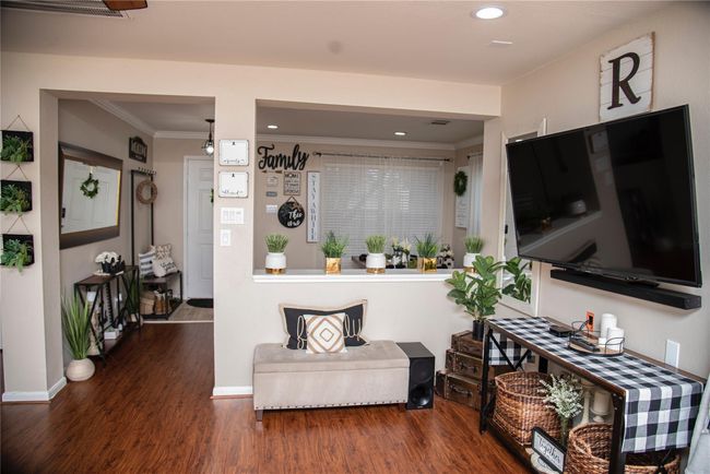 ENTRANCE TO LIVIN ROOM | Image 6
