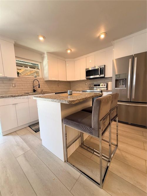 2310-2310 N 70th Ave, Hollywood, FL, 33024-3706 | Card Image