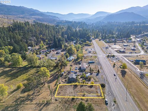 212 N Santiam Hwy E, Gates, OR, 97346-9324 | Card Image