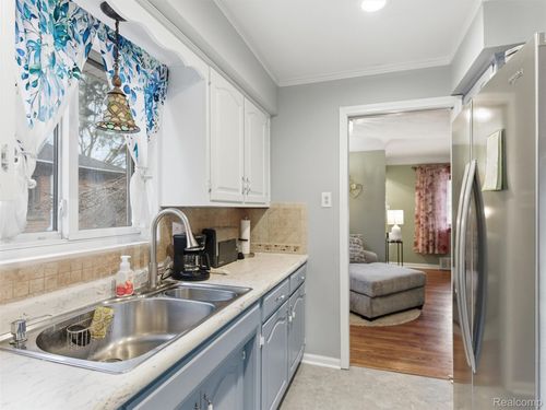 8878 Merriman Rd, Livonia, MI, 48150-3951 | Card Image