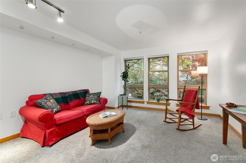 apt-212-827 Hiawatha Pl S, Seattle, WA, 98144-2849 | Card Image