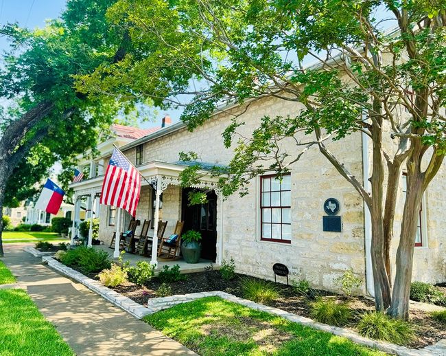 125 W San Antonio St, Home with 2 bedrooms, 3 bathrooms and 2 parking in Fredericksburg TX | Image 52
