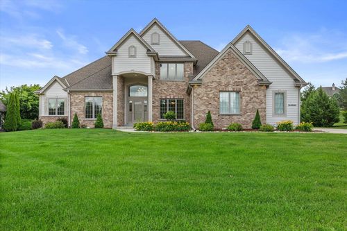 W218N5466 Taylors Woods Drive, Menomonee Falls, WI, 53051 | Card Image