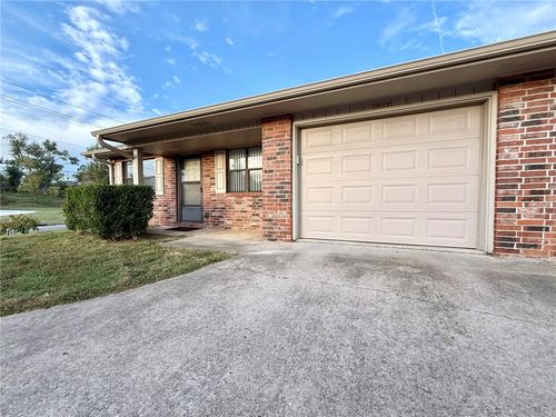 2613 W Oak St, Rogers, AR, 72758-3946 | Card Image