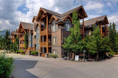 303 - 175 Crossbow Pl, Condo with 2 bedrooms, 2 bathrooms and 1 parking in Canmore AB | Image 1