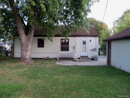 17204 Park Ln, Fraser, MI, 48026-3824 | Card Image