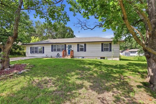 304 South St, Harrisonville, MO, 64701-3242 | Card Image