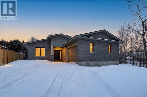 2210 Treeview Rd, Sudbury, ON, P3E5C8 | Card Image