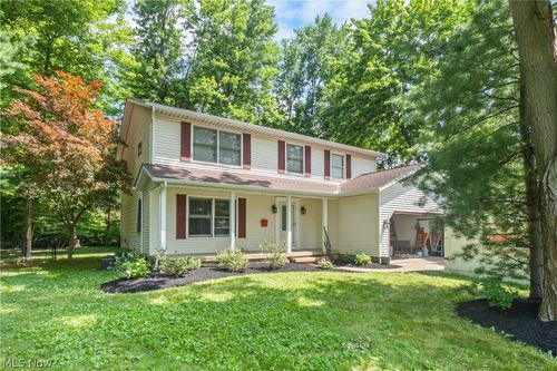 8121 Yorkshire Dr, Mentor, OH, 44060-3847 | Card Image