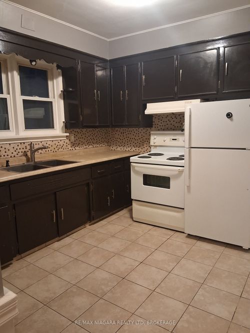 main-5004 St Clair Ave, Niagara Falls, ON, L2E3T7 | Card Image