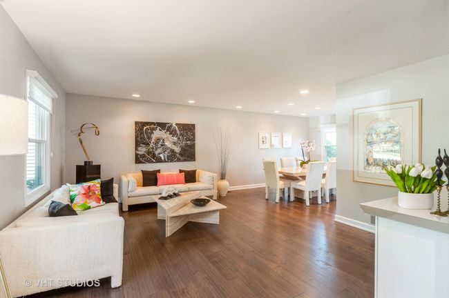 1251 Devonshire Rd, Home with 3 bedrooms, 3 bathrooms and null parking in Buffalo Grove IL | Image 5