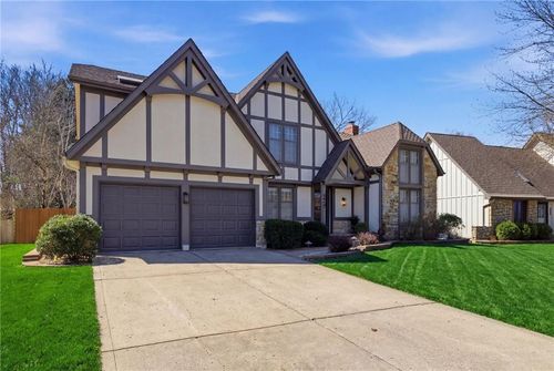 205 Ne Shoreview Dr, Lee's Summit, MO, 64064-1521 | Card Image