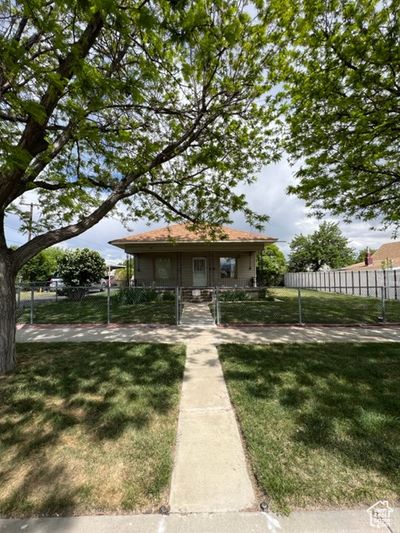 View of front facade featuring covered porch and a front lawn | Image 1