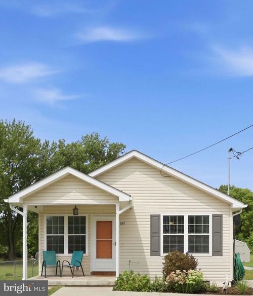 227 Stonewall St, STRASBURG, VA, 22657-2318 | Card Image