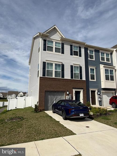 677 Seeback Dr, CHARLES TOWN, WV, 25414-6089 | Card Image