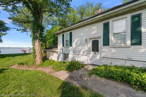 11346 E Shore Dr, Whitmore Lake, MI, 48189-9326 | Card Image
