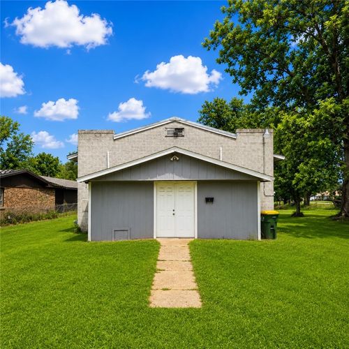 507 N Navasota St, Hearne, TX, 77859-3377 | Card Image