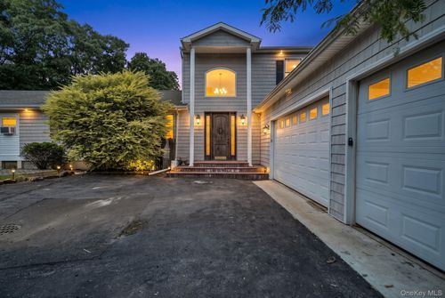 75 Whiskey Rd, Coram, NY, 11727-2712 | Card Image