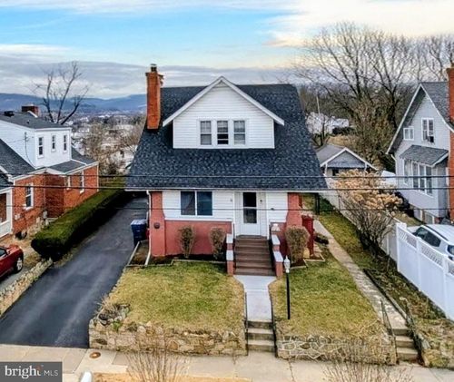 8 W 11th St, Front Royal, VA, 22630-3510 | Card Image